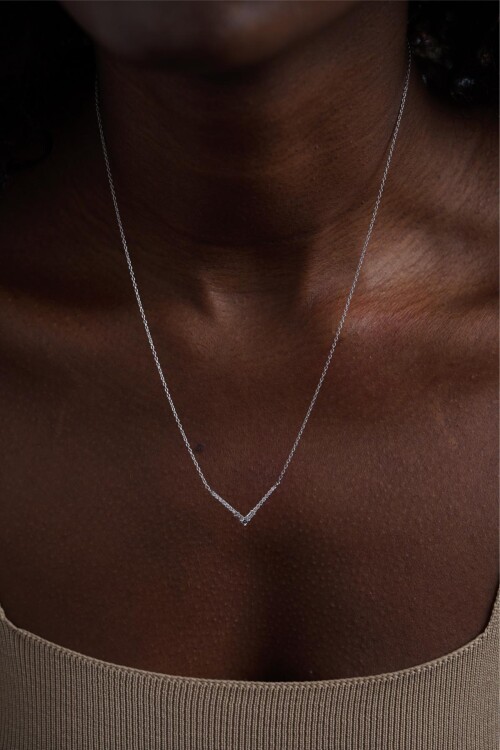 PIRLANTA V BAGET ve YUVARLAK TAŞ ZİNCİRLİ KOLYE