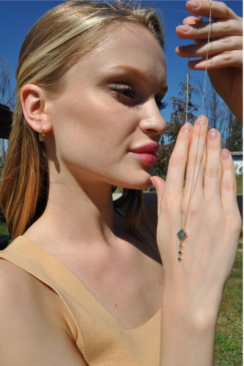 SALLANTILI DÖRTGEN KOLYE