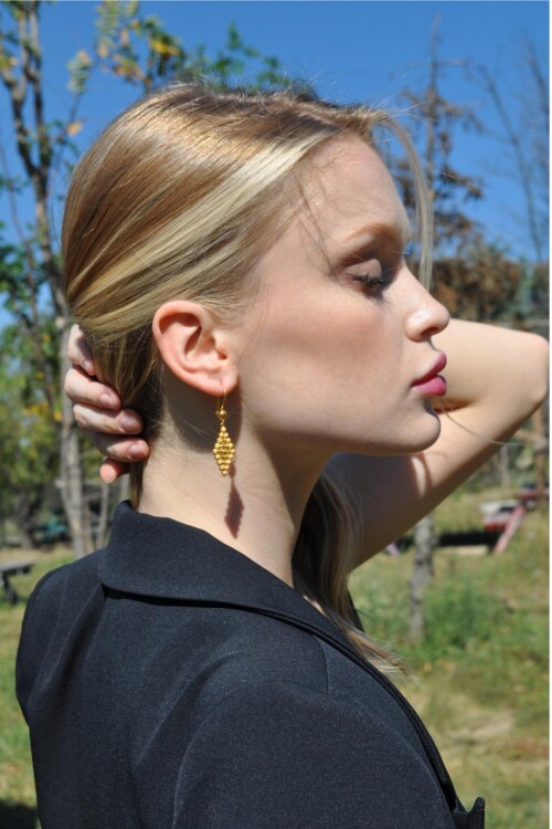 BAKLAVA MODELİ DORİKALI SALLANTILI KÜPE