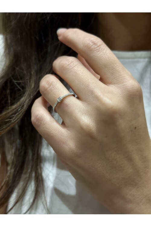 PIRLANTA BAGET TEKTAŞ KENARLARI TAŞLI YÜZÜK