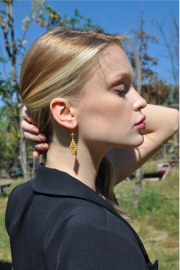 BAKLAVA MODELİ DORİKALI SALLANTILI KÜPE